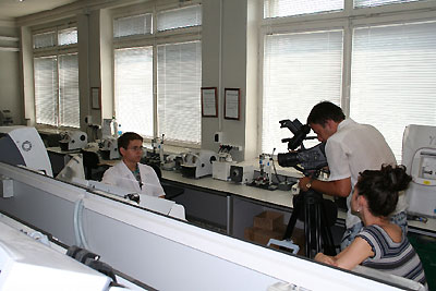 Выпускник колледжа Кочетков В. дает интервью в учебной лаборатории