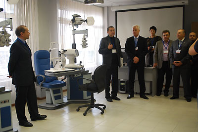 Директор КП   11 Павлов И.С.  (в центре) демонстрирует лабораторию