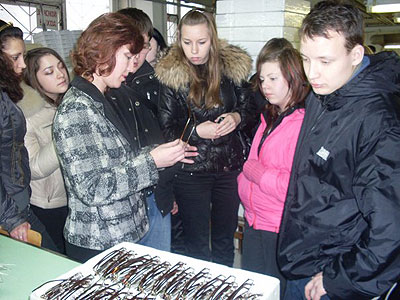 Начальник техотдела Г.Рогачева знакомит студентов с ассортиментом выпускаемой продукции