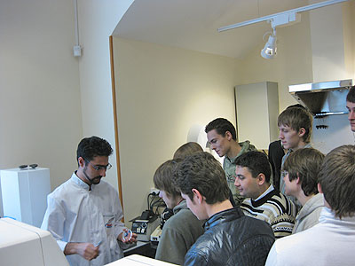 Студенты МШМО в оптической лаборатории Линзмастера