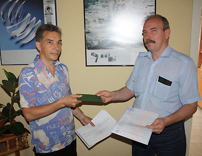 Преподаватель Ерохин В.Е. вручает диплом слушателю курсов